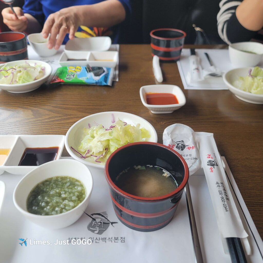 메생이죽, 미소된장국, 샐러드 등 기본 차림상