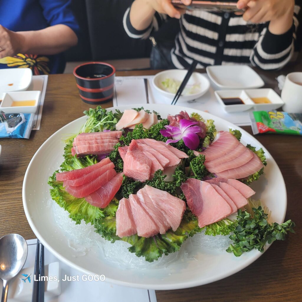 설참치 런치특선에 나오는 참치회 구성